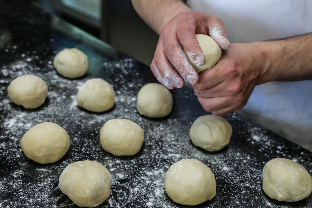 elaboración de pan de yuca – manos preparando bollitos artesanales